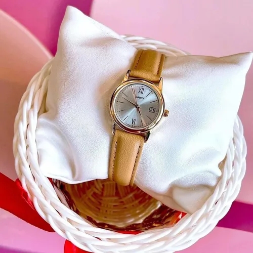 Vista 3 de Casio LTP-V002GL-7B3 Reloj de mujer con esfera de fecha y fecha plateada con banda de cuero marrón, Movimiento de cuarzo
