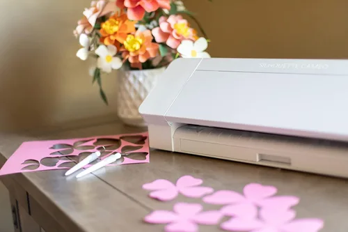 Vista 2 de Silhouette Cameo 4 con Bluetooth, alfombrilla de corte de 12 pulgadas, Autoblade 2, 100 diseños y software Silhouette Studio, edición blanca