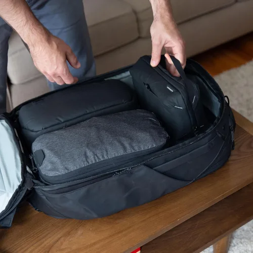 Vista 8 de Peak Design Cubo de embalaje, carbón, cubo de equipaje resistente a la intemperie con organización de doble compartimento, expansión y compresión