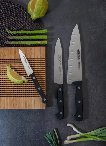 Vista 5 de ARCOS Juego de cuchillos de 3 piezas en acero inoxidable. 2 cuchillos de chef y 1 cuchillo de pelar. Cuchillos de cocina profesionales con mango