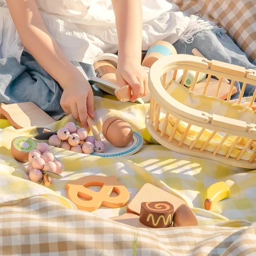 Vista 7 de ROBOTIME Juegos de alimentos de madera para cocina de niños, 14 piezas de juguetes de comida de simulación, cesta de picnic con frutas, postres