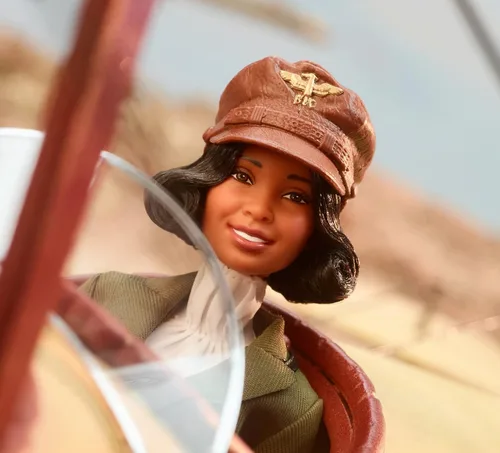 Vista 3 de Barbie Muñeca inspiradora para mujer, Bessie Coleman coleccionable vestida con traje de aviador con casco y gafas