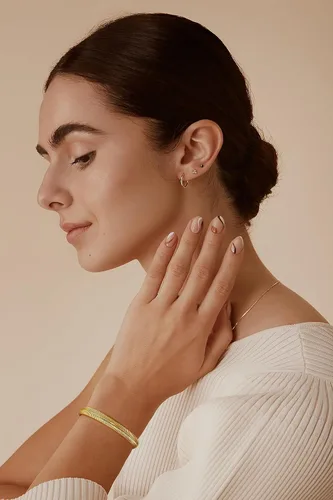 Vista 3 de CLASSYZINT Pulsera ajustable para mujer, chapada en oro de 14 quilates, pulsera de varias capas para mujer, pulsera abierta de oro, pulsera ancha