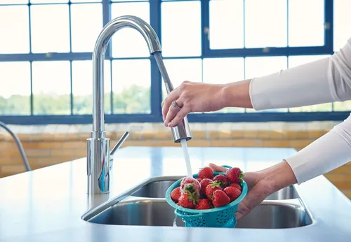 Vista 8 de Moen Genta LX - Grifo de cocina moderno cromado de una sola manija con rociador extraíble, cabezal de acoplamiento reflectante, grifo para fregadero