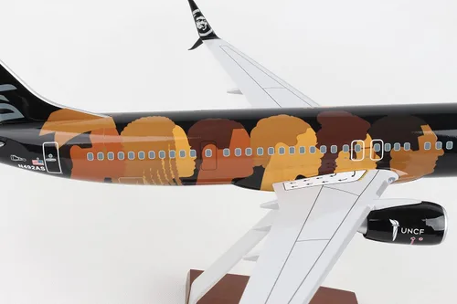Vista 8 de Skymarks Daron Alaska 737-900ER Compromiso 1/100 con madera y engranaje SKR8287