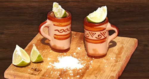 Vista 4 de Vasos de chupito de tequila - Juego de 4 vasos de chupito mexicanos de terracota - 2 Oz - Arcilla natural - Barro Canelo (mango)