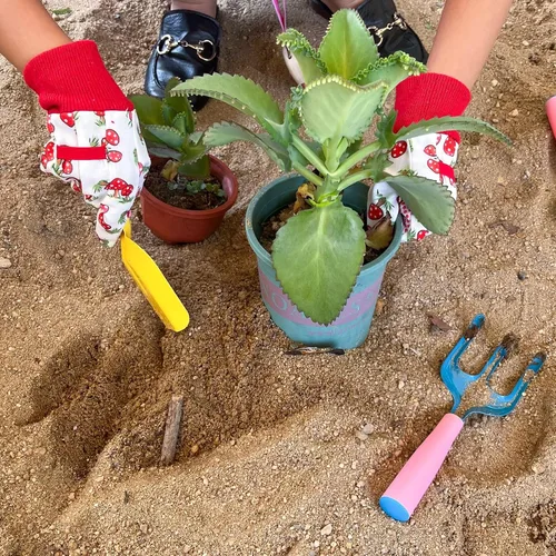 Vista 6 de Paquete de 3 pares de guantes de jardín para niños, guantes de jardinería para niños pequeños, regalos medianos para edades de 4 a 5 años, estilo 1