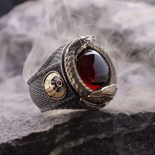 Vista 3 de MayiaHey Anillo de piedra roja de dragón punk para hombre, anillo gótico de tótem de dragón helado para niños, Metal no precioso., No