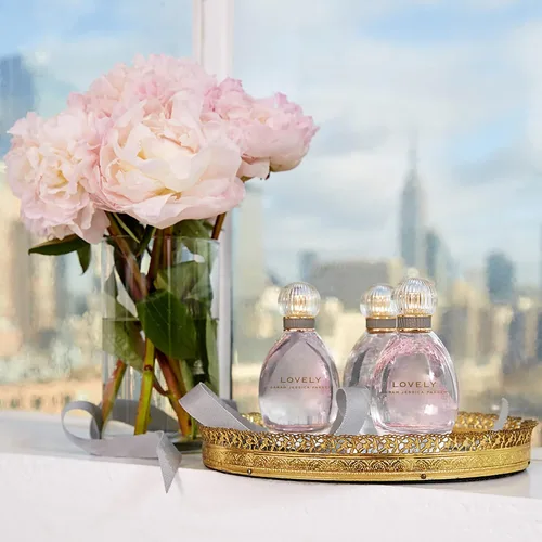 Vista 7 de Lovely By SJP EDP Spray para mujer, aroma clásico encantador, ultra glamoroso, fragancia de ámbar blanco sedoso con notas íntimas en polvo