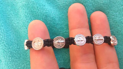 Vista 3 de Medjugorje - Pulsera de San Benito con cordón negro ajustable de Medjugorje + tarjeta sagrada