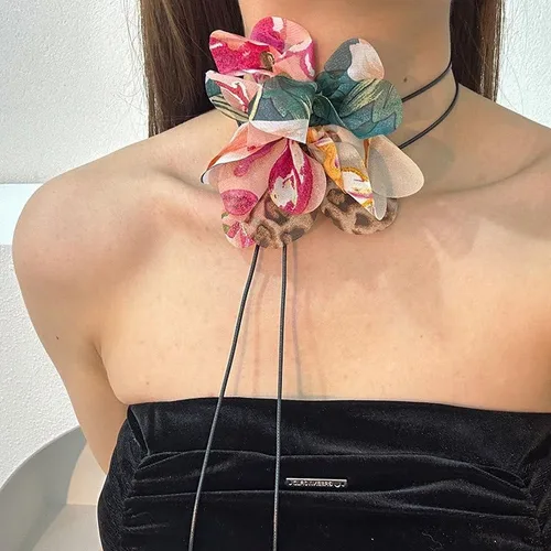 Vista 6 de Elegance Emulation - Collar de flores de rosas para mujer, gargantilla floral grande bohemia hecha a mano con pétalos de encaje