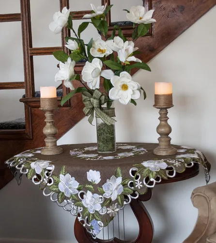 Vista 3 de Hermoso diseño floral de magnolia blanca y hojas verdes bordadas en lino de poliéster marrón (cuadrado de 33 pulgadas)