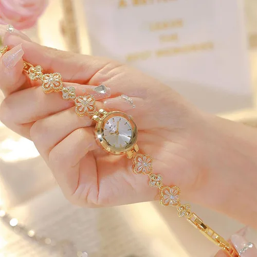 Vista 3 de Exquisito reloj de pulsera de trébol de cuatro hojas doradas huecas para mujer, relojes de vestir vintage, reloj de pulsera de cuarzo ligero