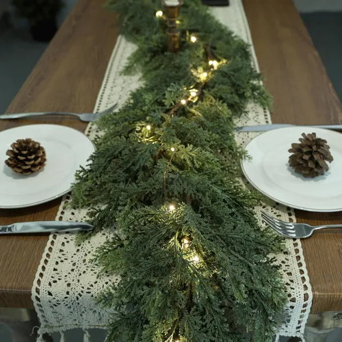 Vista 6 de Guirnalda de Navidad realista con luces, 8 modos de iluminación, 6 pies, tacto real, exuberante, guirnalda artificial de cedro preiluminada