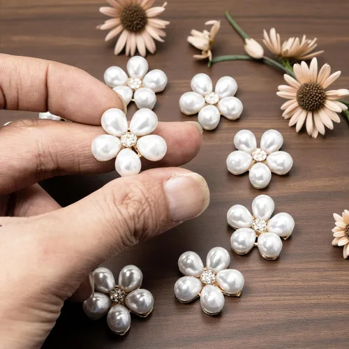 Vista 5 de 30 piezas chapadas en plata de 5 pétalos, cuentas de flores de diamantes de imitación, botón de adorno para ropa hecha a mano, zapatos, sombreros
