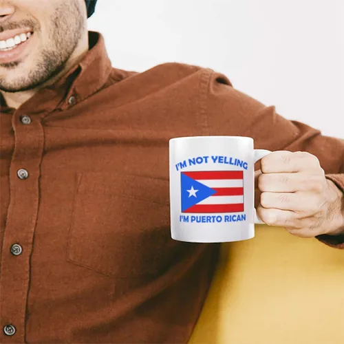 Vista 4 de Taza de té y café con texto en inglés "I'M Not Yelling I Am Puerto Rico Puerto Rico Puerto Ricans Taza de té Taza de Navidad Hanukkah Regalo