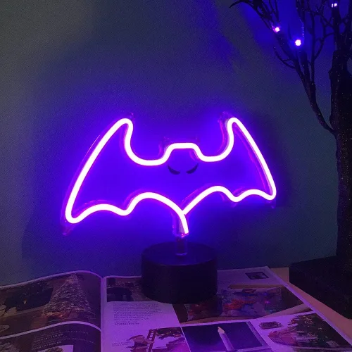 Vista 2 de Letrero de neón con forma de murciélago morado, luz de murciélago espeluznante de Halloween con patrón, lampara decorativa de mesa