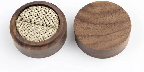 Vista 3 de Caja de anillo de compromiso pequeña de madera de nogal rústico, mini caja redonda de madera maciza para almacenamiento de anillos de boda