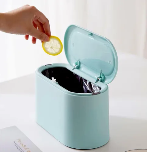 Vista 9 de LTWQLing - Bote de basura pequeño de plástico con tapa - Papelera emergente de 2 L para tocador de baño, escritorio, mesa o mesa auxiliar - Para