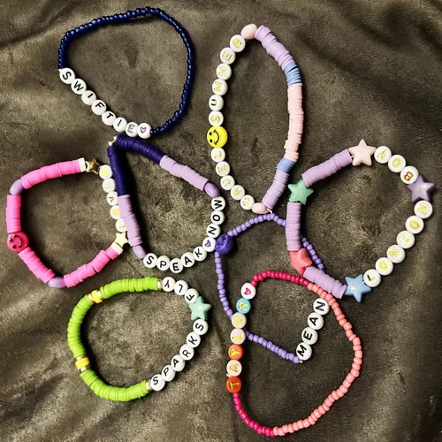 Vista 4 de Gpurplebud 4Pcs Taylor Bracelets Eras Tour Outfits Swiftie Lover 1989 Reputation Speak now Fearless Midnight Taylor Outfit Friendship Music Gifts