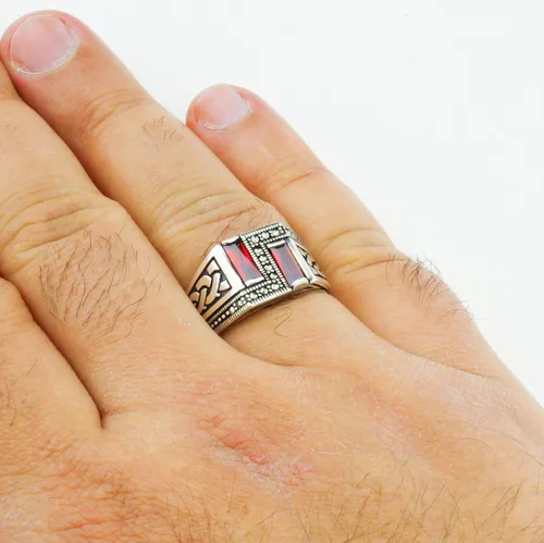 Vista 4 de Anillo de plata de ley 925 maciza, hecho a mano con corte baguette, piedra rubí roja simulada y piedra de marcasita para hombre, Metal Metal Piedra