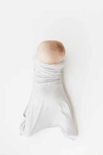 Vista 7 de bebon Manta de transición para bebé, saco de dormir acogedor, envoltura con cremallera de 2 vías (gris cozy, pequeño 4-8 meses)