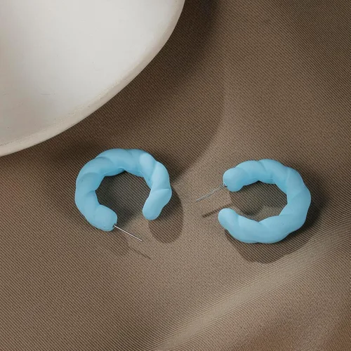 Vista 4 de Aretes de aro redondos de cuerda trenzada, ligeros en forma de C para mujer