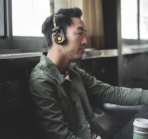 Vista 8 de Koss Porta Pro Edición Limitada Auriculares de Diadema Oro Negro, Micrófono en Línea, Control de Volumen y Control Remoto Táctil, Incluye Estuche