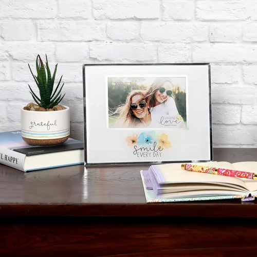 Vista 5 de Pavilion Gift Company - Smile Every Day - Portarretratos de vidrio con espejo para amigas, madres, hermanas (fotos de 4 x 6 pulgadas), 1 unidad