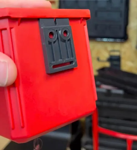Vista 3 de StealthMounts Bin Buddy Mount Paquete de 8 soportes negros para contenedores de almacenamiento Compatible con Packout, Ridgid AEG y Keter Bin
