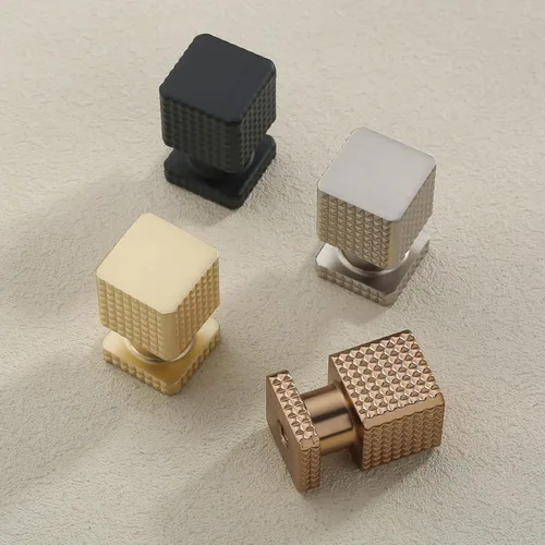 Vista 7 de 9BUILD Paquete de 10 pomos dorados cepillados de 1.1 pulgadas para gabinetes de cocina, perillas cuadradas de cocina para armarios, pomos dorados