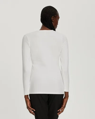 Vista 3 de Camiseta de manga larga elástica con cruz blanca, perfecta para debajo del uniforme.