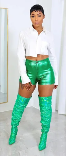 Vista 3 de KANSOON Pantalones cortos metálicos de piel sintética para mujer, cintura alta, brillantes, sexy, para rave, pantalones cortos