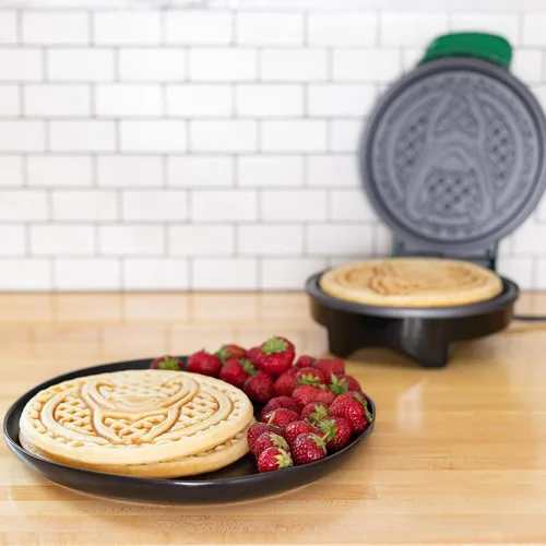 Vista 3 de Uncanny Brands Marvel Loki Waffle Maker - Casco de Loki en tus gofres - Plancha para gofres