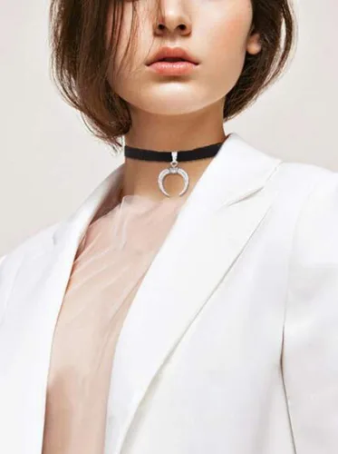 Vista 2 de Kercisbeauty - Gargantilla de terciopelo negro para mujer, collar con luna de plata