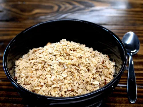 Vista 4 de Burl Barley Granola, Granola de vainilla y almendras, grano de cebada, 1 libra, paquete de 2, cereal de cebada enrollado de grano entero
