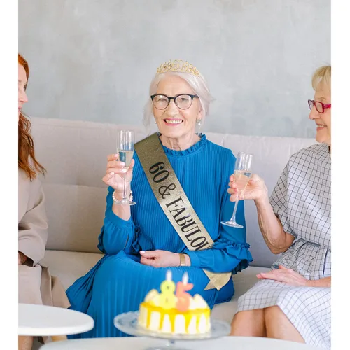 Vista 6 de Banda y tiaras de 60 cumpleaños para mujer, decoraciones de cumpleaños 60 para mujer, fabulosa banda y corona para mujeres de 60 años y fabulosos