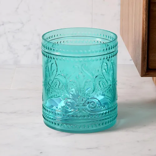 Vista 3 de Juego de 5 accesorios de baño de vidrio azul verde azulado y cesta de basura con patrón decorativo prensado, incluye dispensador de jabón de mano