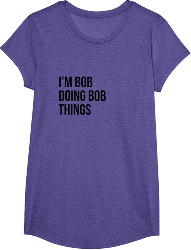 Vista 57 de Camiseta con texto en inglés "I'm Bob Doing Bob Things" Asfalto