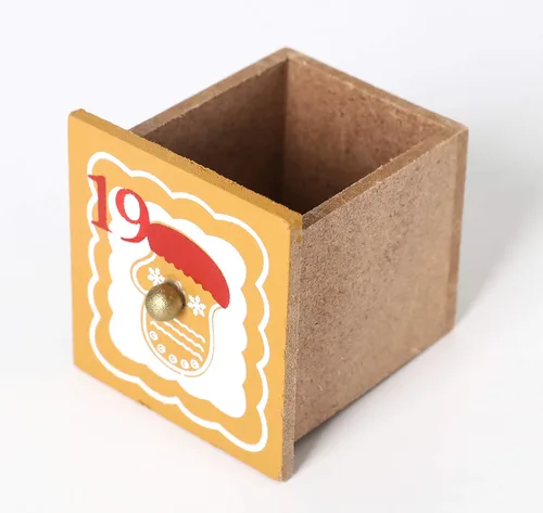 Vista 5 de BRUBAKER Calendario de Adviento de madera reutilizable para rellenar, casa de jengibre con iluminación LED, calendario de Navidad de bricolaje