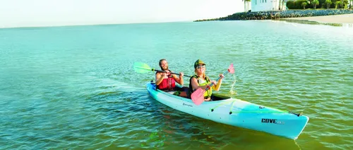 Vista 2 de Perception Kayaks Cove 14.5 Sit Inside Tandem Kayak Zona de asientos ajustables y soportes para piernas 14' 6" Sunset