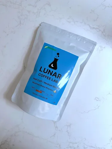 Vista 3 de Lunar Coffee Lab Café orgánico medio tostado medio descafeinado medio – Proceso de agua de montaña medio descafeinado Guatemala, mitad reliquia