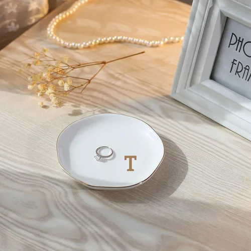 Vista 2 de Bandeja de joyería con iniciales para anillos con monograma en T, regalos de boda para mujeres, amigas, hermana, profesora, cerámica blanca