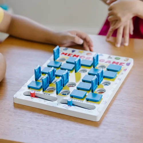 Vista 6 de Juego de memoria para viajes Melissa & Doug Flip to Win, juego de mesa de madera, 7 tarjetas de doble cara