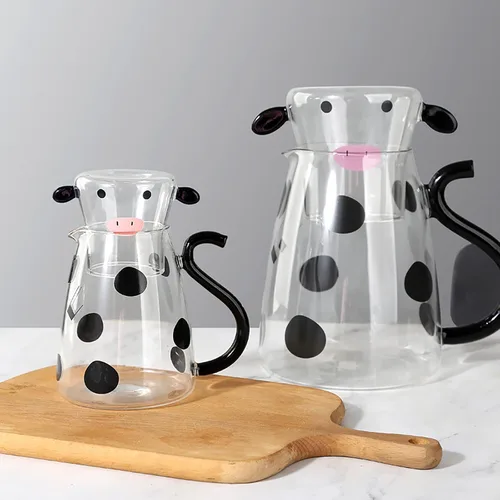 Vista 2 de Ochine Jarra de agua de noche de vidrio transparente con dibujo de vaca para mesita de noche con vaso, linda taza de café de vaca, jarra y taza