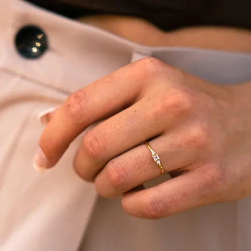 Vista 4 de Anillo de compromiso de moissanita de oro amarillo de 14 quilates para mujer Anillo de compromiso de tres piedras de oro macizo Anillos apilables