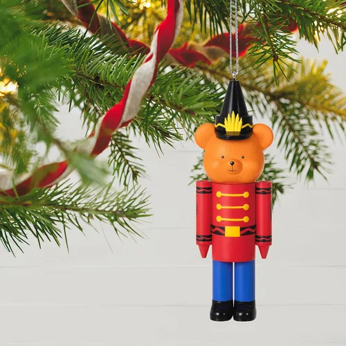 Vista 6 de Hallmark Keepsake Adorno de Navidad 2021, Crayola Colorful Toy Soldier