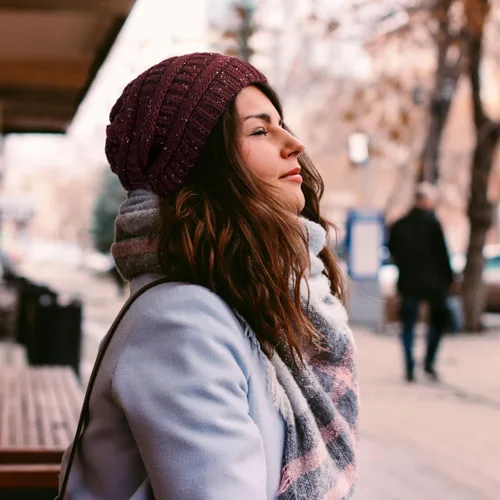 Vista 6 de Gorro de punto de invierno con forro de satén para mujer, gorro de cable, sedoso, suave, lavado, cálido