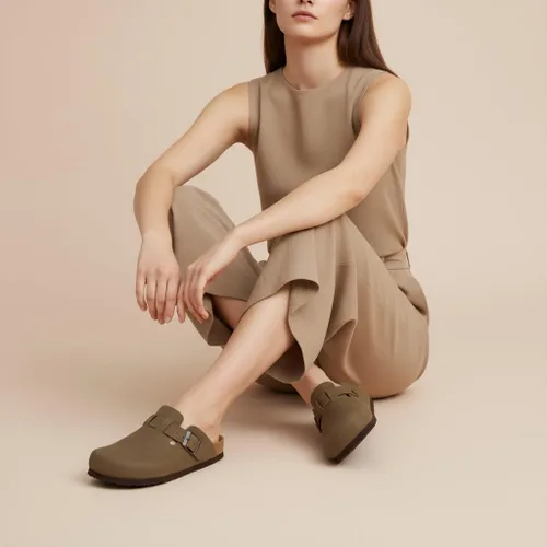 Vista 7 de CUSHIONAIRE - Zuecos Hana para mujer, cómodos zuecos de gamuza vegana, zapatos sin cordones con plantilla de corcho y soporte de arco, espuma