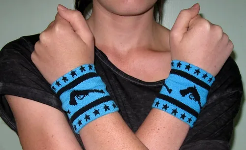 Vista 2 de Sourpuss Clothing - Juego de 2 muñequeras tejidas con pistolas negras y estrellas en turquesa